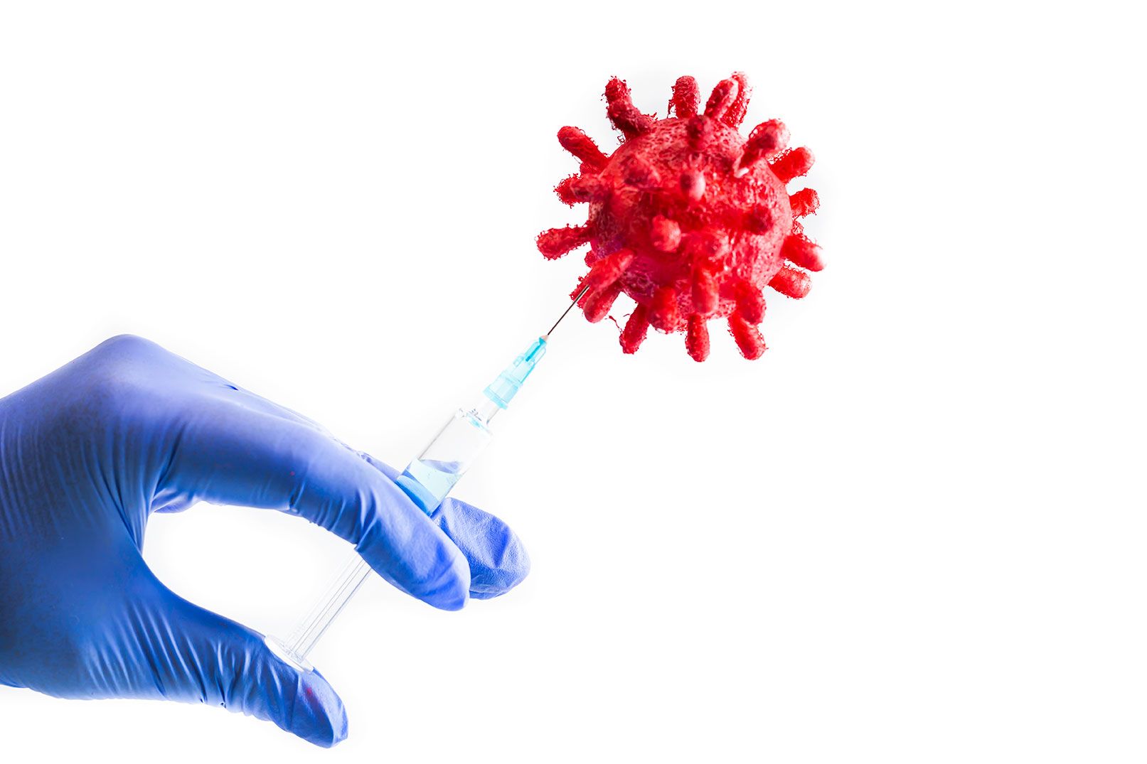 Hand mit blauem Handschuh hält Spritze in der Hand und "impft" das Modell eines Virus.